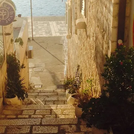 Meditation Vikendica Hvar Town
